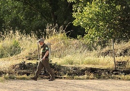 Agente Medioambiental en la zona donde se ha iniciado el fuego.