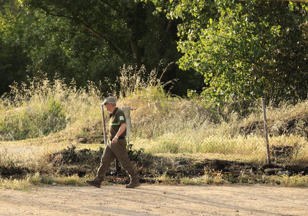 Agente Medioambiental en la zona donde se ha iniciado el fuego.