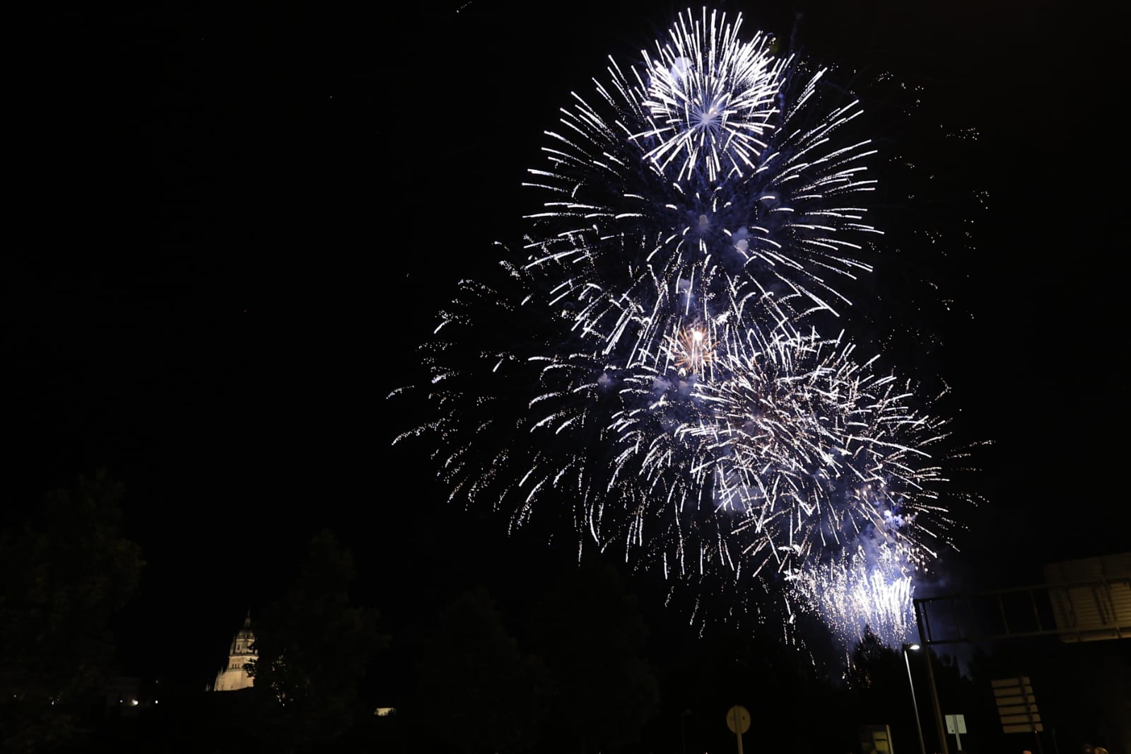 Un estallido de fuegos artificiales cierra San Juan de Sahagún en una noche mágica en Salamanca