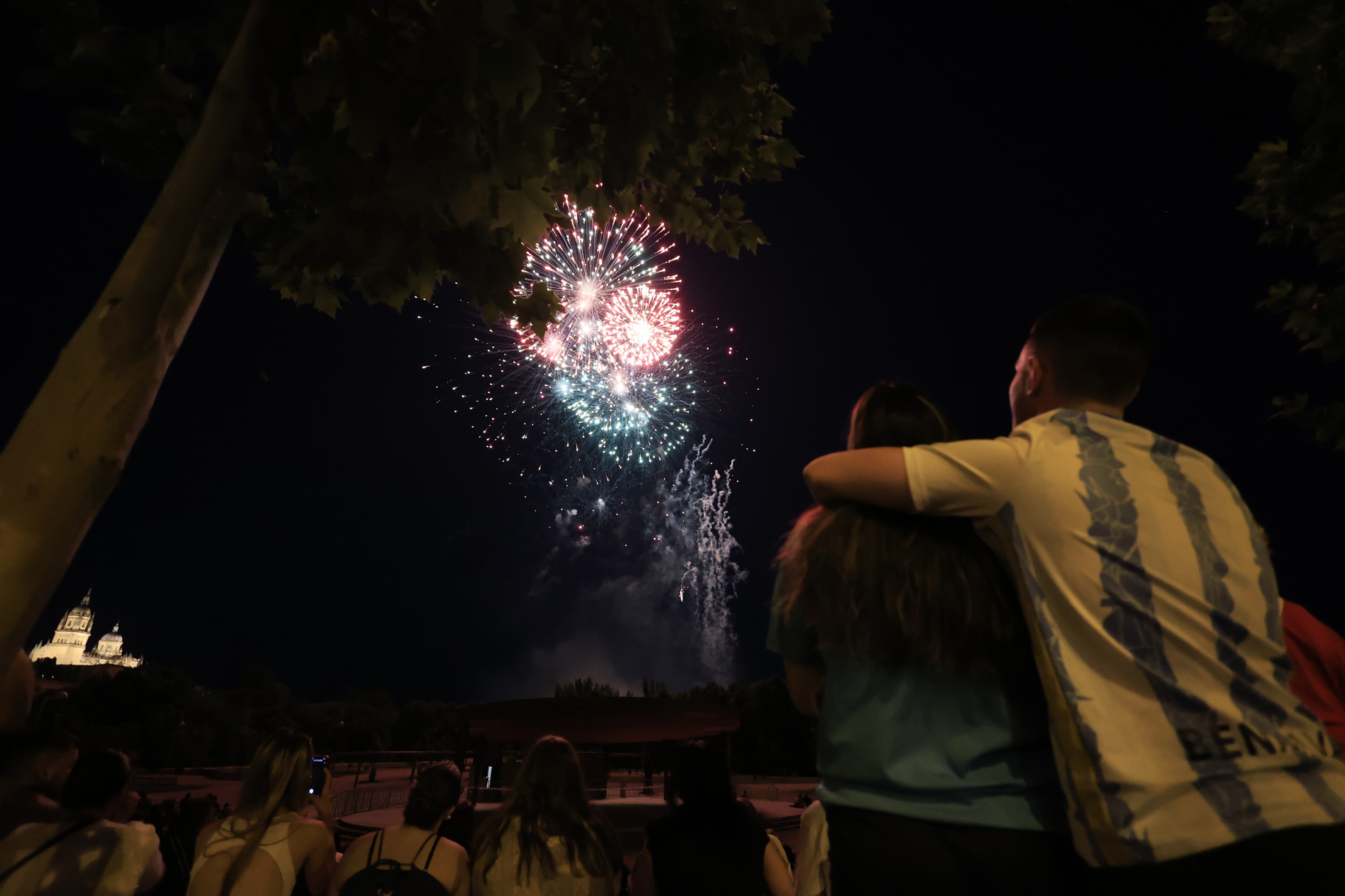 Un estallido de fuegos artificiales cierra San Juan de Sahagún en una noche mágica en Salamanca