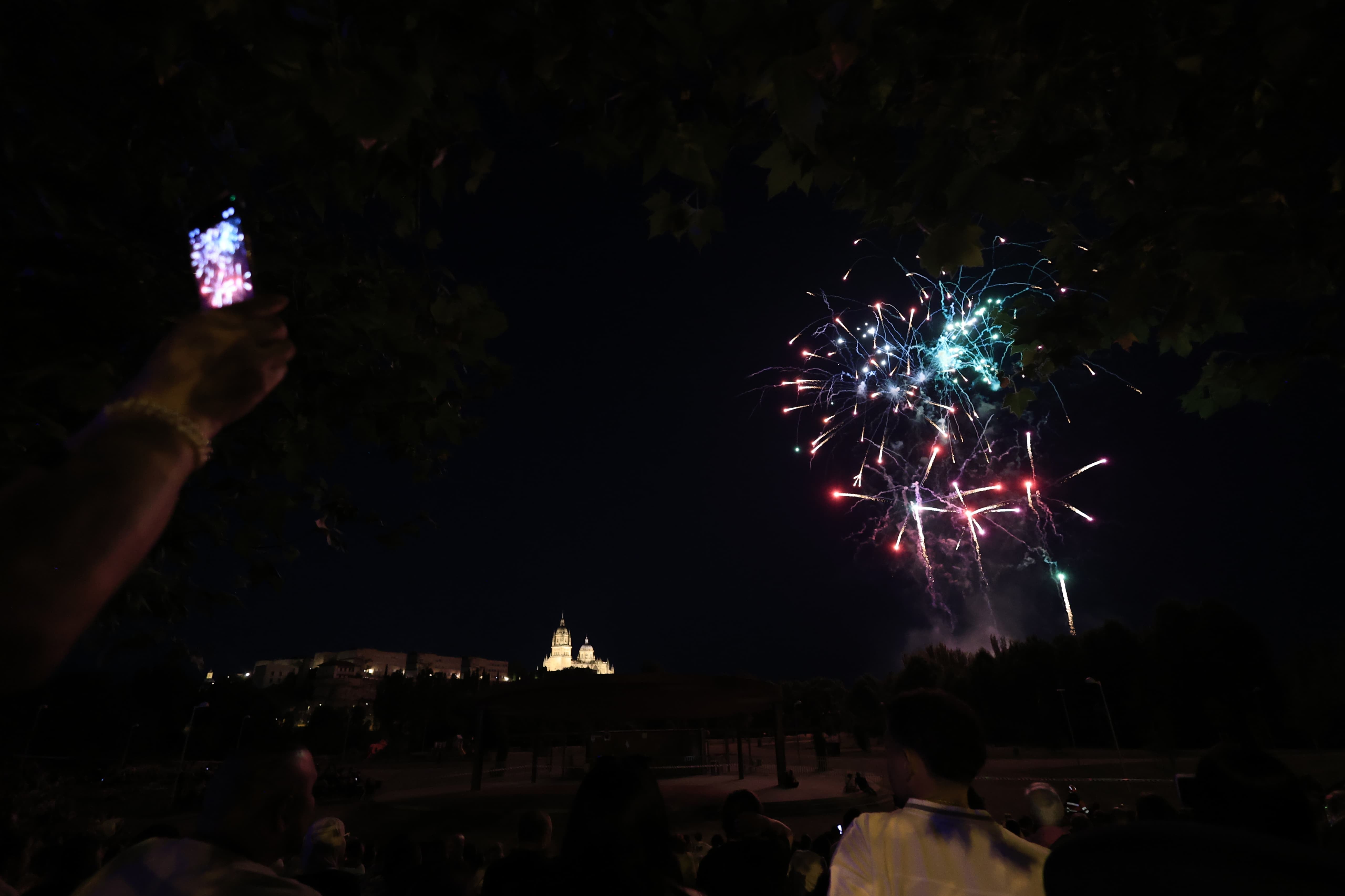 Un estallido de fuegos artificiales cierra San Juan de Sahagún en una noche mágica en Salamanca