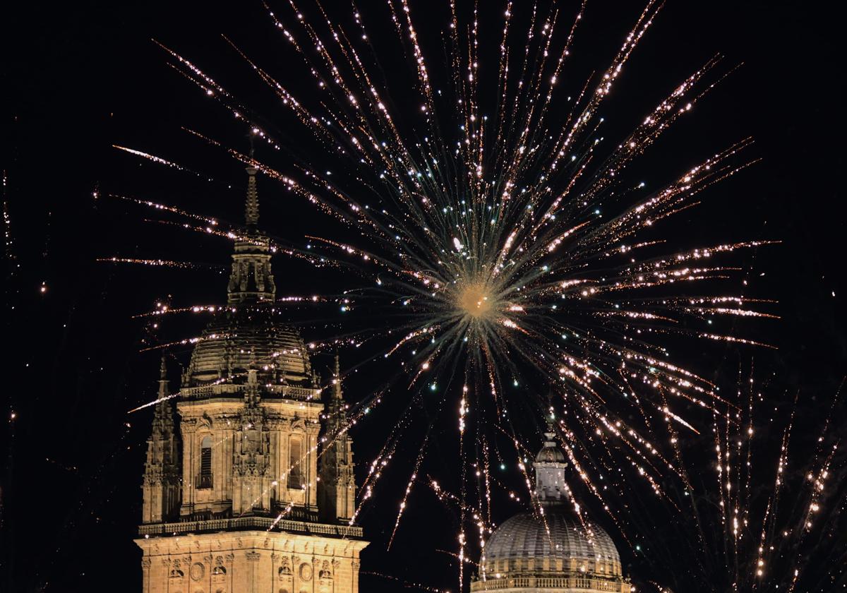 Un estallido de fuegos artificiales cierra San Juan de Sahagún en una noche mágica en Salamanca