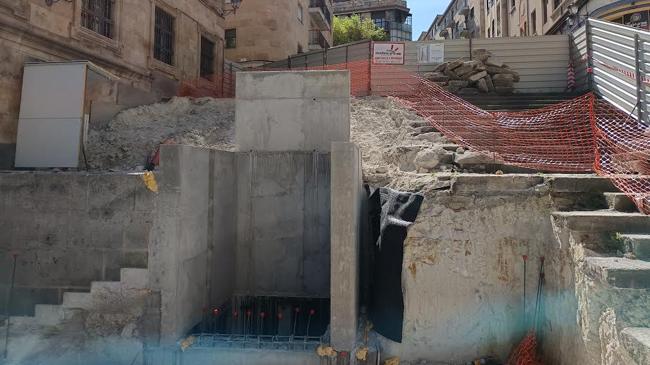 Imagem antes - a caixa de concreto em Gran Vía de Salamanca que guiará o primeiro elevador panorâmico