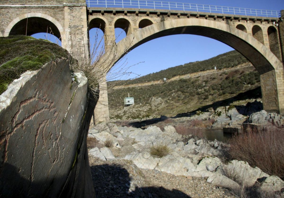 Estación rupestre y puente en Castillejo de Martín Viejo, un pueblo de 155 km2 con 200 habitantes.