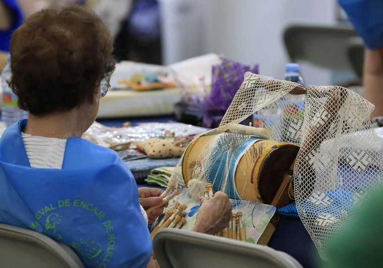 Una mujer haciendo bolillos