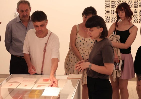 Laura Pilar Delgado y Miguel Ângelo Martins durante la inauguración de la exposición en el DA2 en Salamanca.