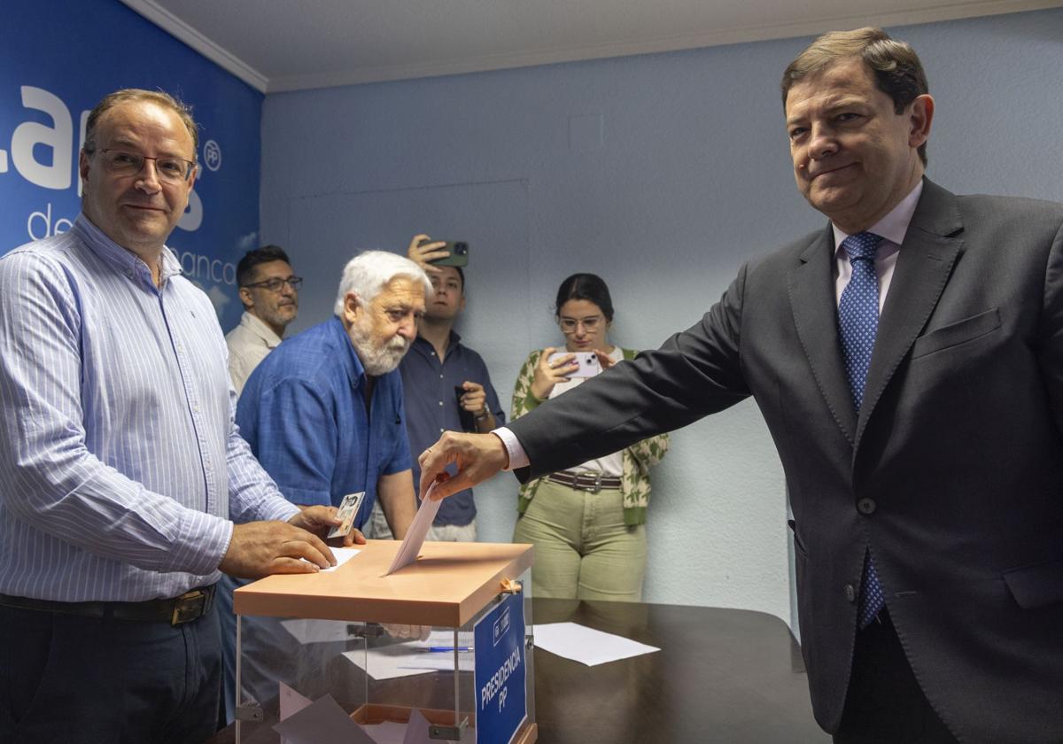 Alfonso Fernández Mañueco, votando en las primarias del PP este lunes.