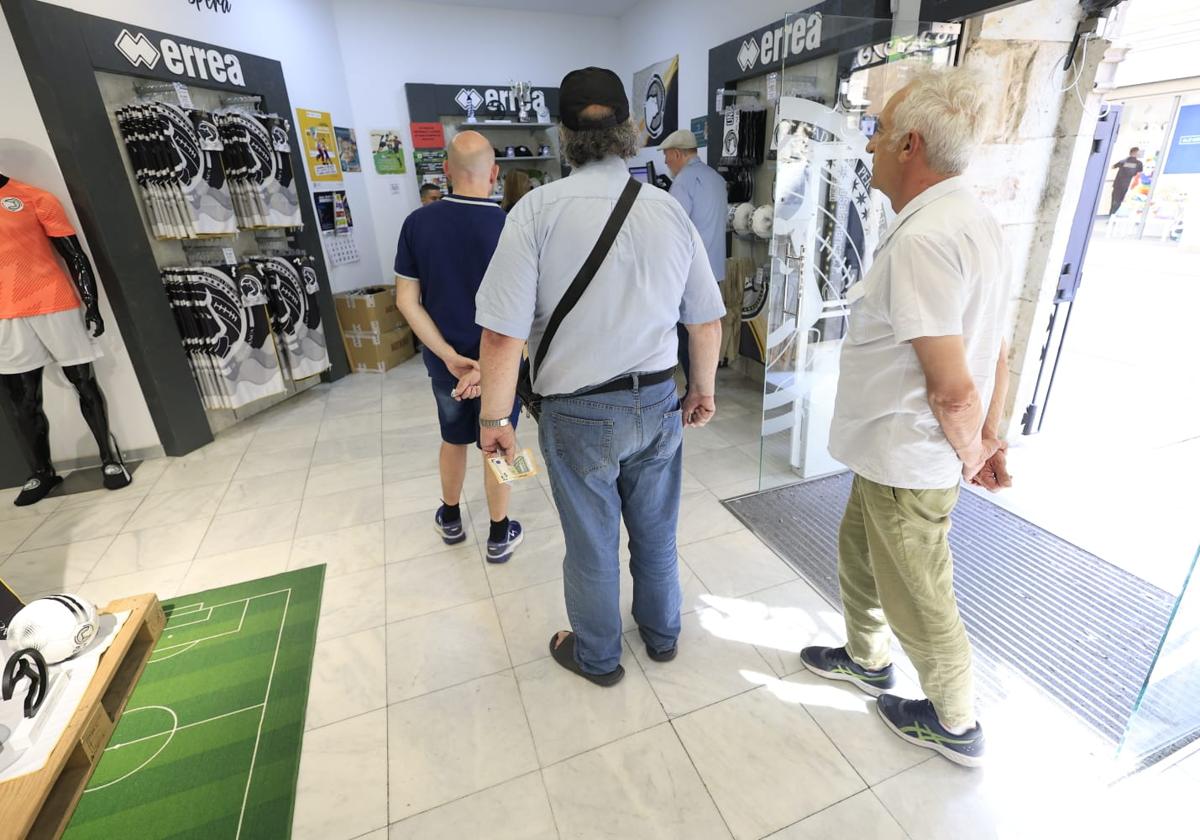 Unionistas suma 300 renovaciones irreductibles el primer día de campaña