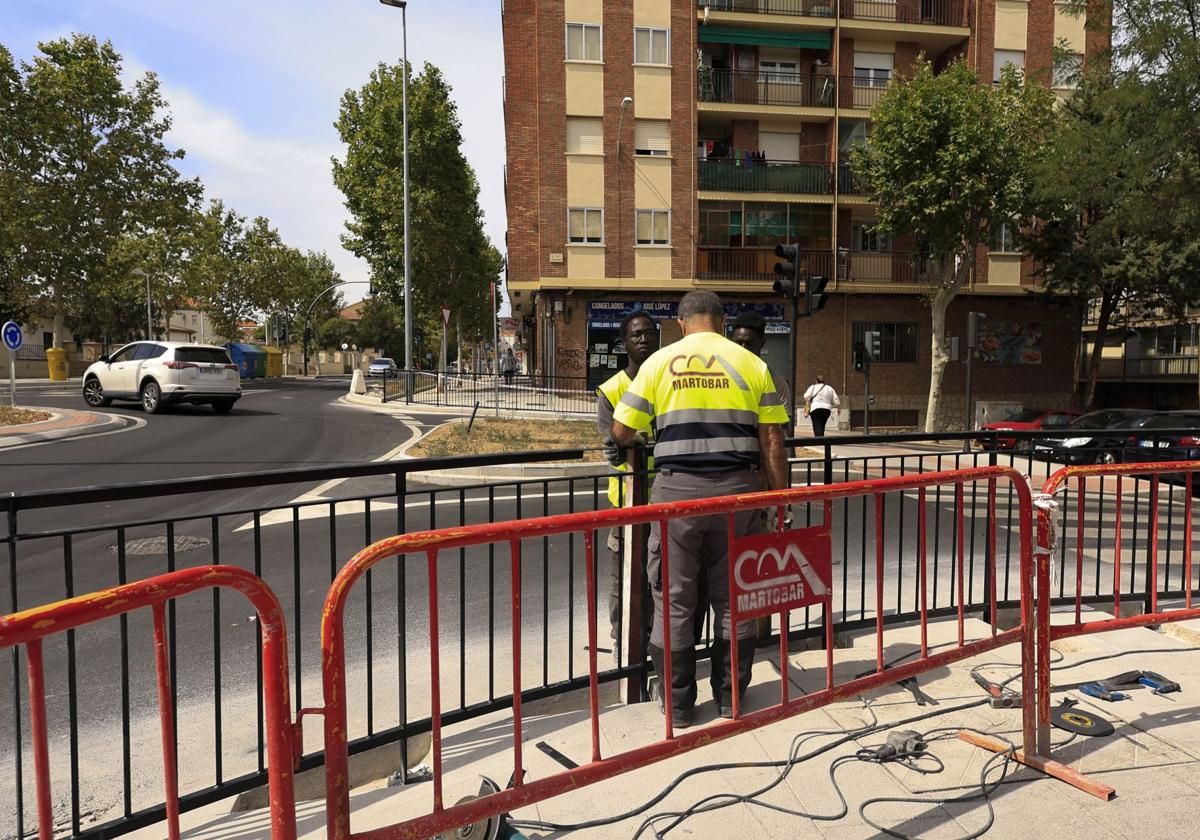 Obreros trabajando en la carretera de Ledesma.