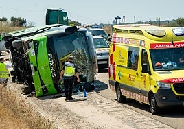 Lugar del accidente con el autobús volcado en Fuentes de Oñoro.
