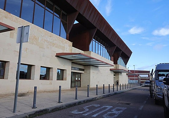 Entrada al aeropuerto de Matacán de Salamanca.