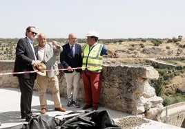 Las autoridades, en una de las zonas de la muralla que se derrumbaron.