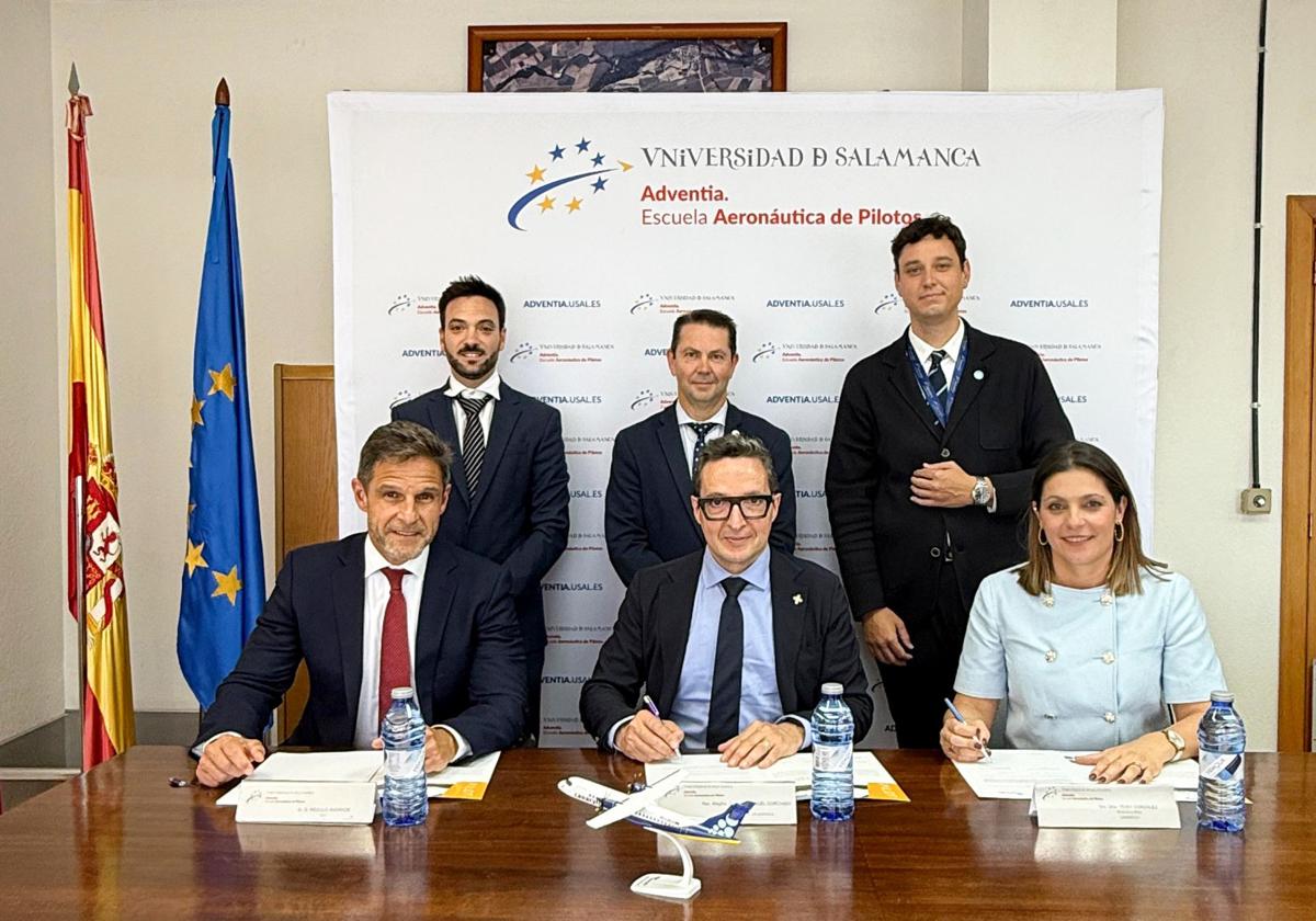 Momento de la firma del convenio.