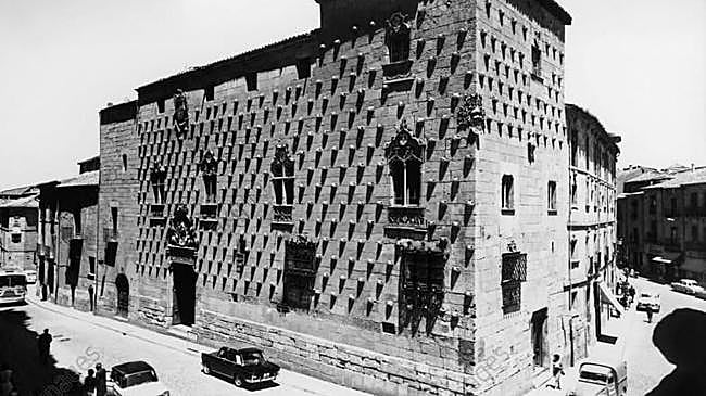 Imagem Antes - O Palácio de Salamanca coberto com conchas que eram residentes nobres, prisão universitária, museu e biblioteca