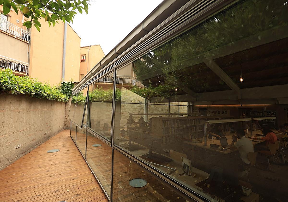 Imagem principal - O Palácio de Salamanca coberto com conchas que eram residências nobres, prisão universitária, museu e biblioteca