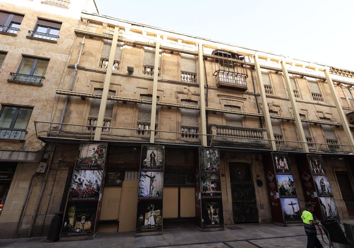 La fachada original es lo único que queda en pie del Hotel Universal.