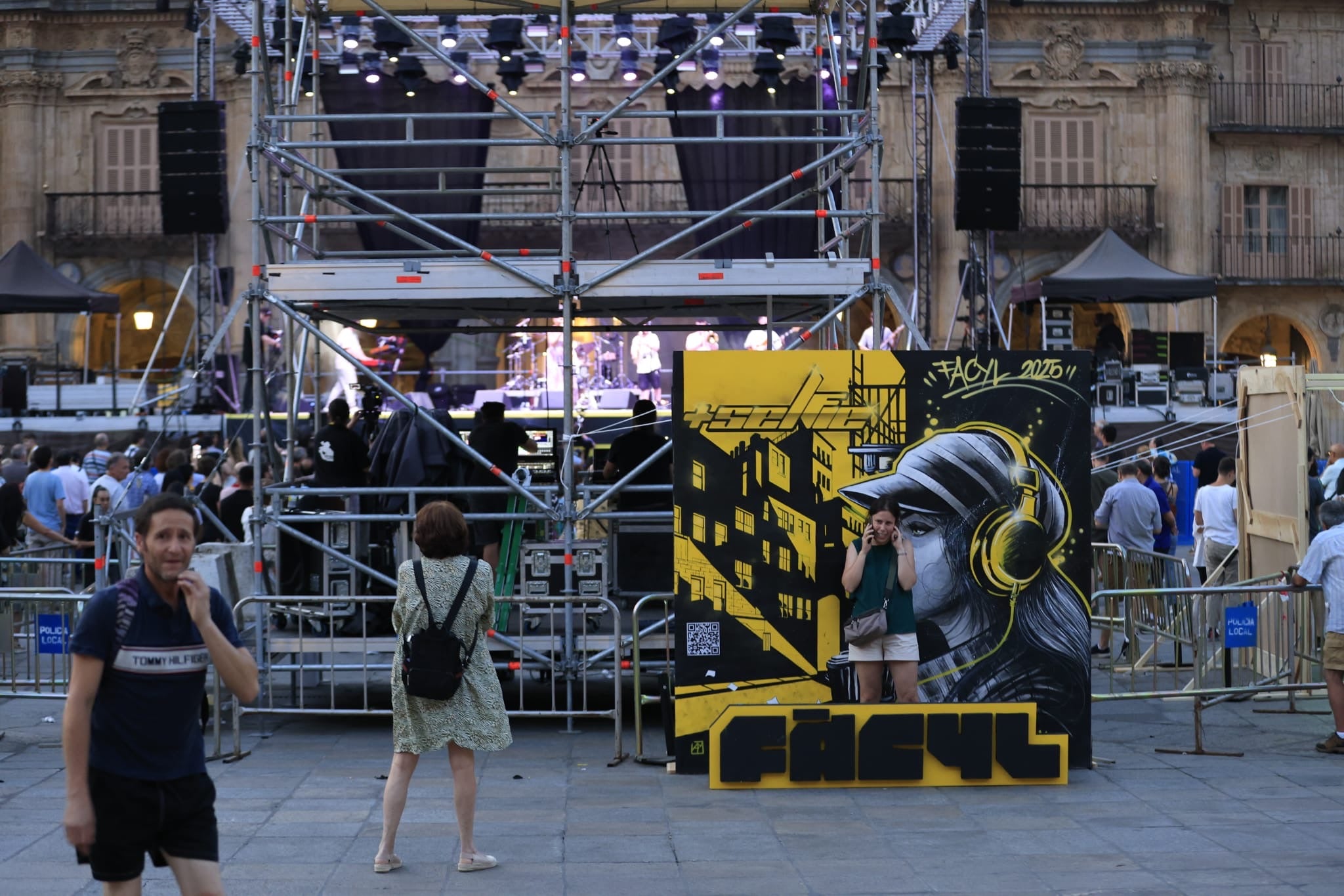 Los barcos de fuego iluminan la segunda jornada del Fácyl en Salamanca