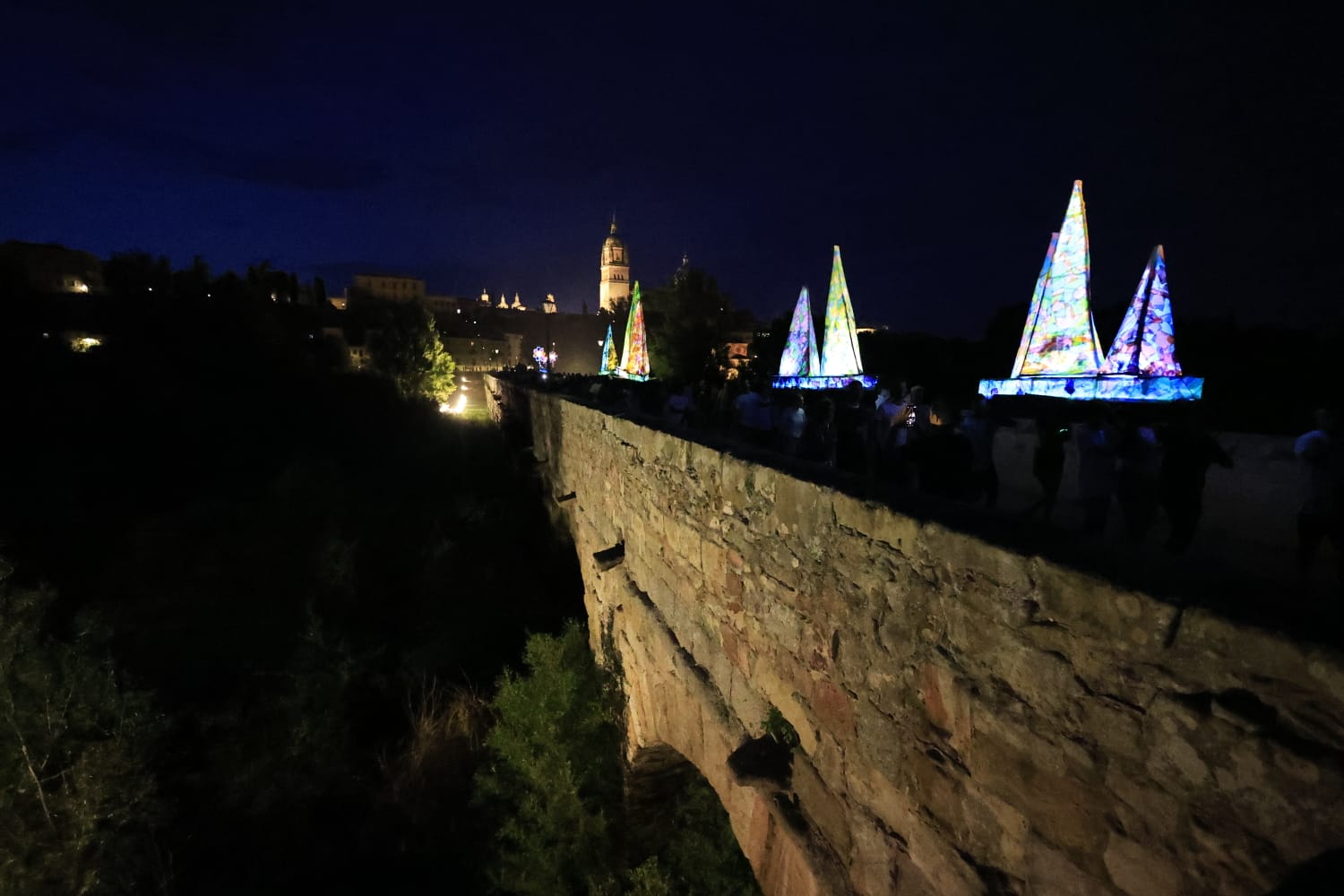 Los barcos de fuego iluminan la segunda jornada del Fácyl en Salamanca