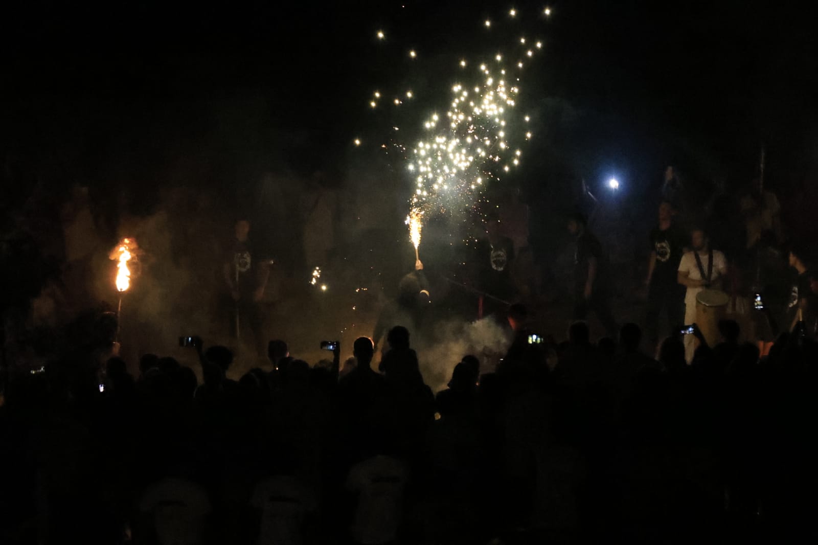 Los barcos de fuego iluminan la segunda jornada del Fácyl en Salamanca