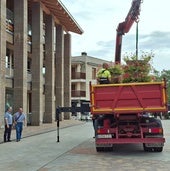 Momento de la instalación de las cuatro torres florales.