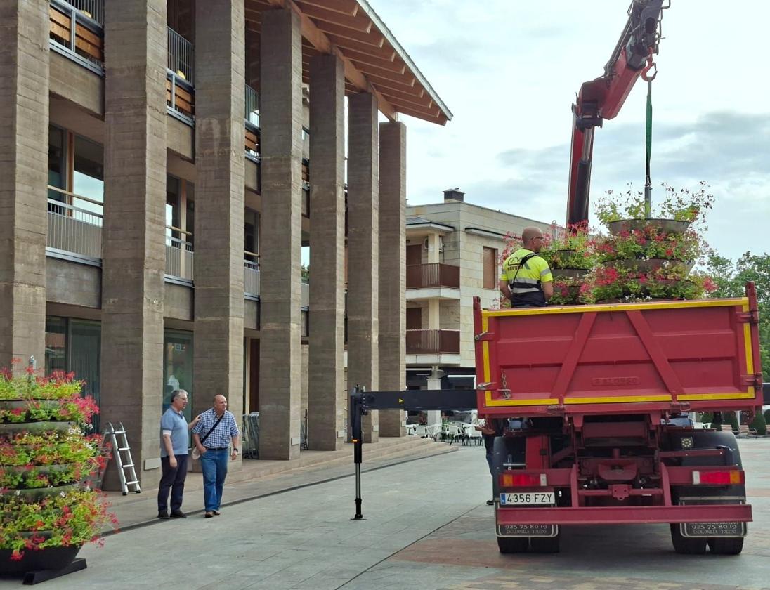 Momento de la instalación de las cuatro torres florales.