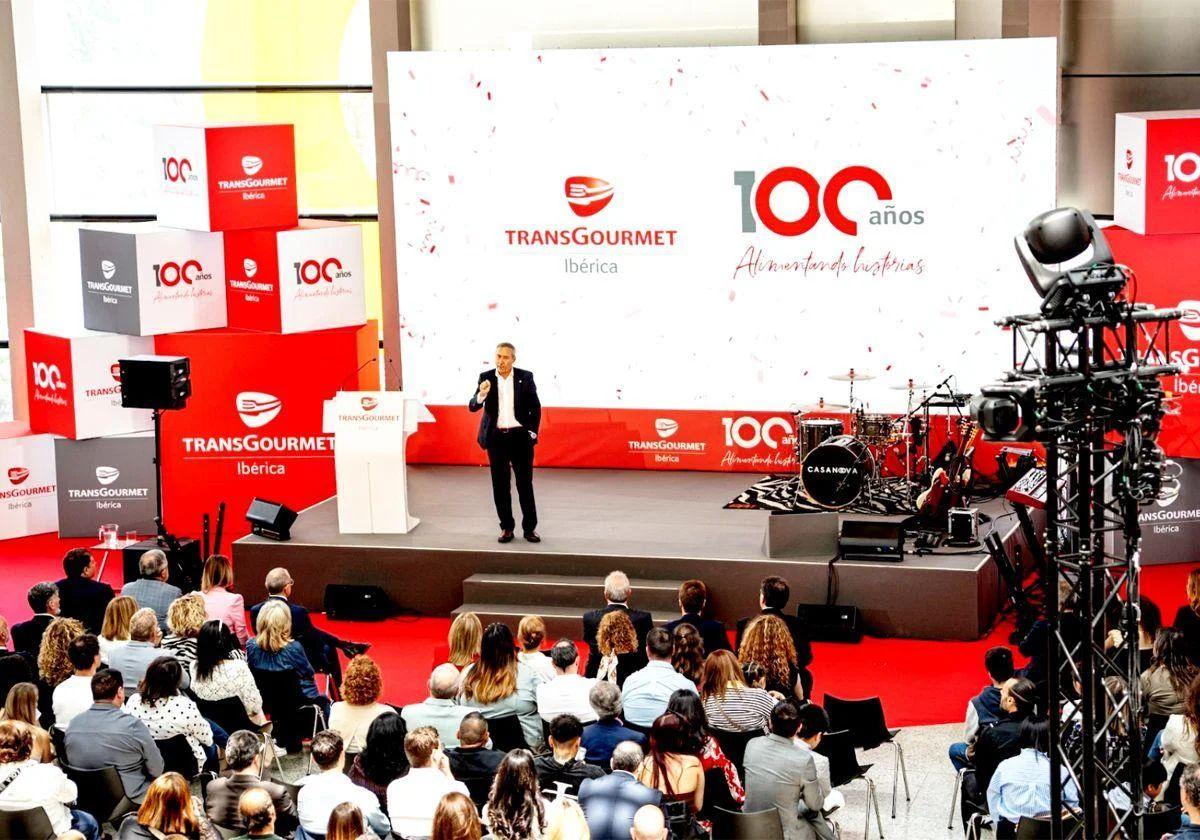 Lluís Labairu, director general de Transgourmet Ibérica, dirigiéndose a los presentes en el acto conmemorativo por el centenario de la empresa.