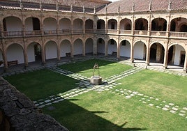 Claustro del Colegio Arzobispo Fonseca.
