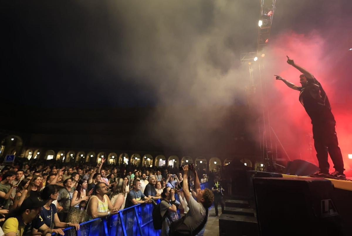 Ítaca revoluciona la Plaza Mayor en una nueva jornada del XX Fácyl en Salamanca con música, teatro, humor y espectáculos