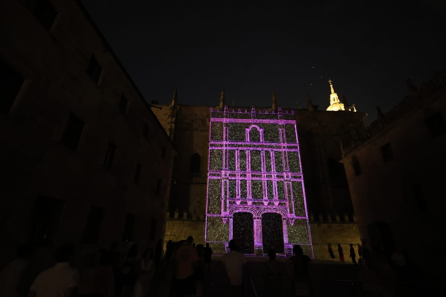 Ítaca revoluciona la Plaza Mayor en una nueva jornada del XX Fácyl en Salamanca con música, teatro, humor y espectáculos