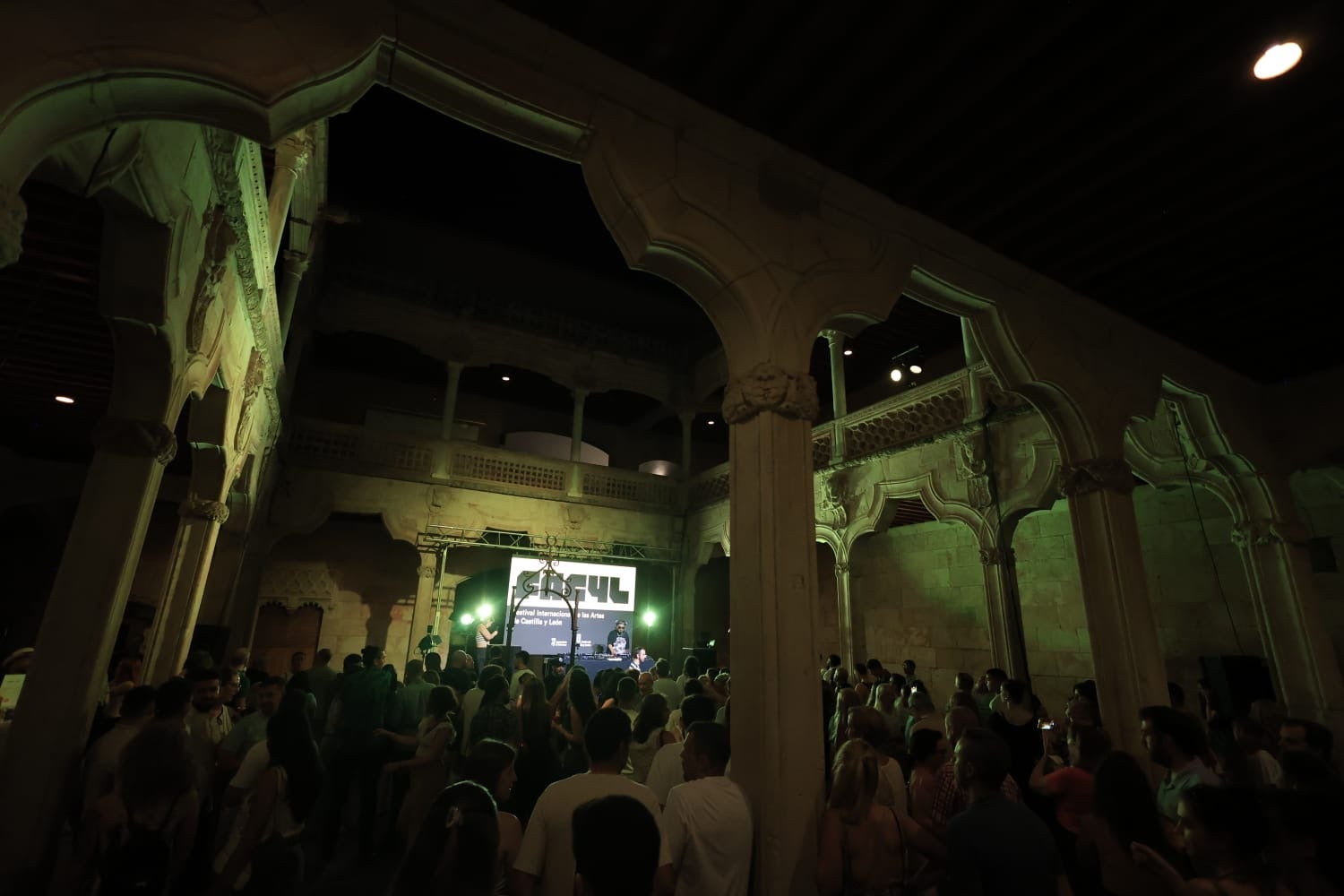 Ítaca revoluciona la Plaza Mayor en una nueva jornada del XX Fácyl en Salamanca con música, teatro, humor y espectáculos