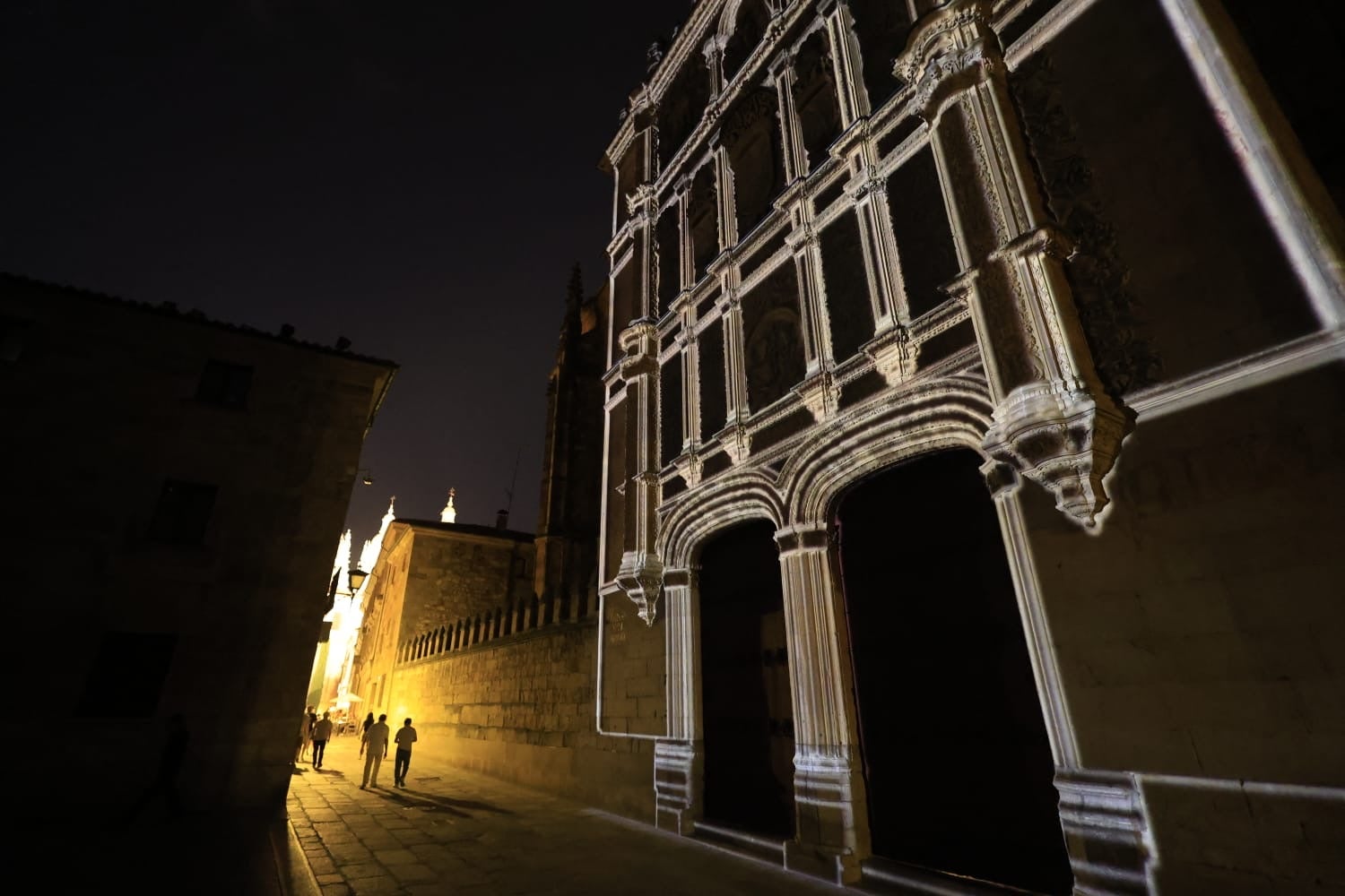 Ítaca revoluciona la Plaza Mayor en una nueva jornada del XX Fácyl en Salamanca con música, teatro, humor y espectáculos
