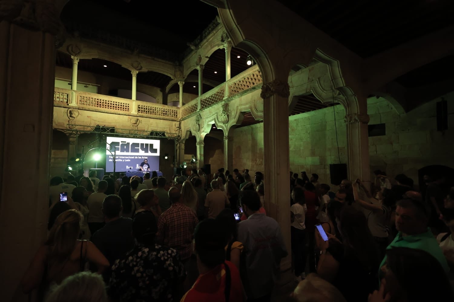 Ítaca revoluciona la Plaza Mayor en una nueva jornada del XX Fácyl en Salamanca con música, teatro, humor y espectáculos