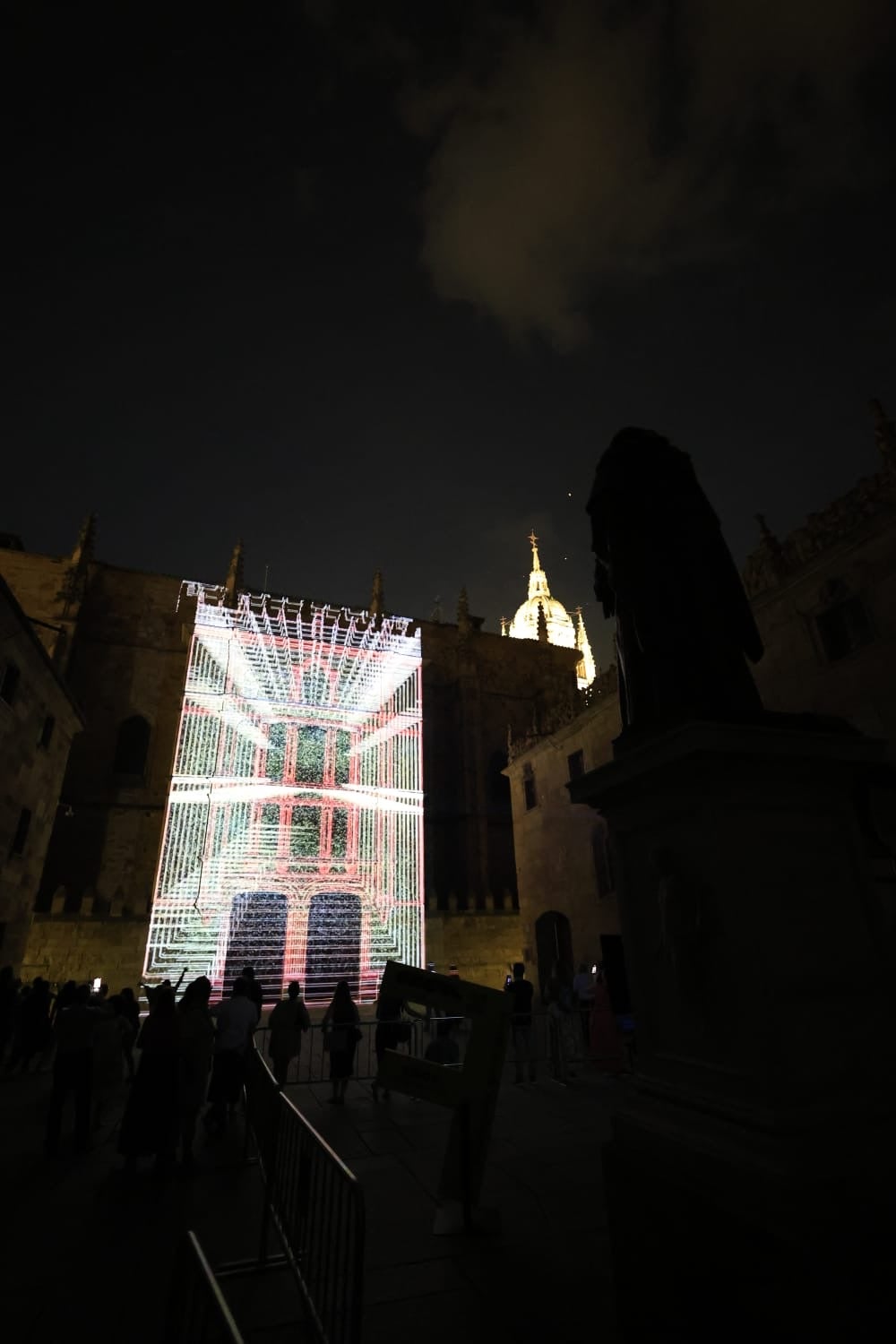 Ítaca revoluciona la Plaza Mayor en una nueva jornada del XX Fácyl en Salamanca con música, teatro, humor y espectáculos