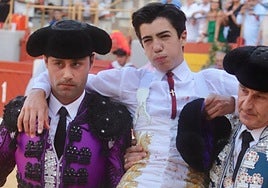 Momento tras la cogida a Marco Pérez en Alicante para ser trasladado a la enfermería.