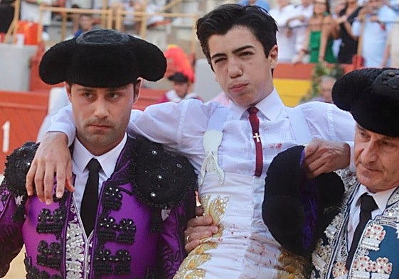 Momento tras la cogida a Marco Pérez en Alicante para ser trasladado a la enfermería.