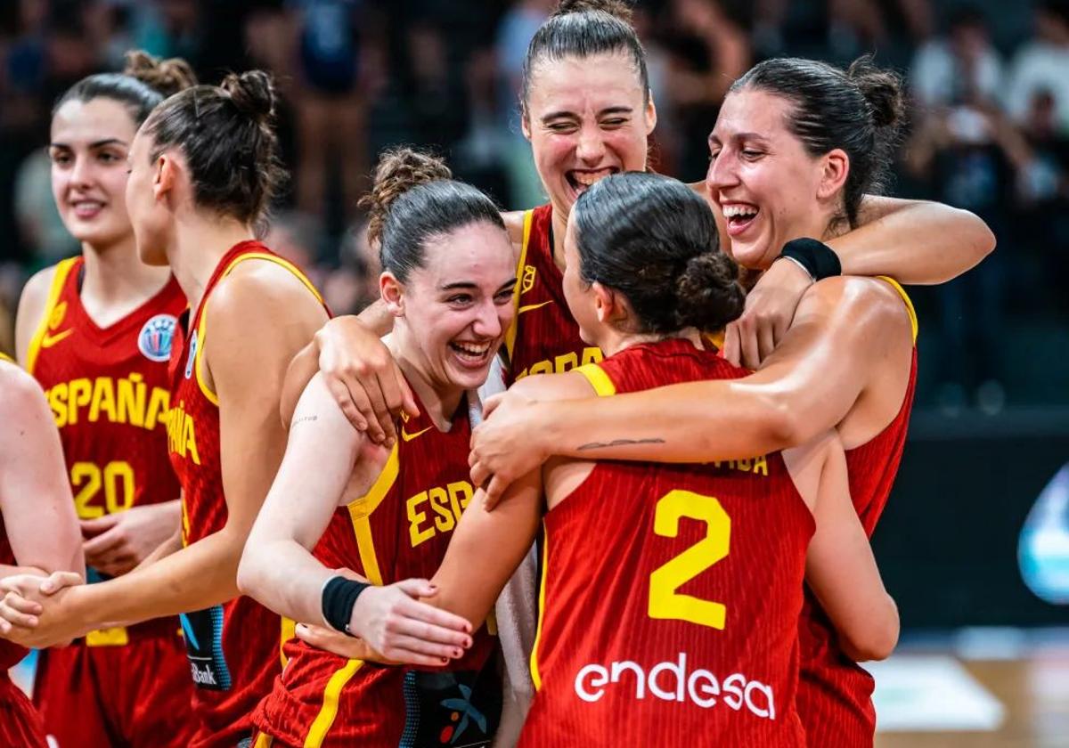 Iyana Martín celebra con sus compañeras de la selección la victoria ante Suecia.