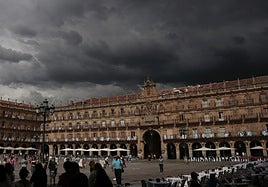 Nubes de tormenta sobre la Plaza Mayor de Salamanca en una imagen de archivo.