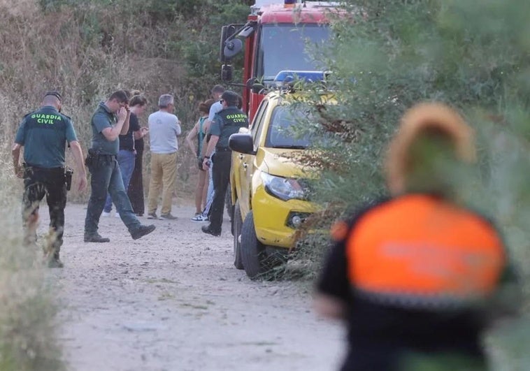Dispositivo montado en Alba de Tormes en las inmediaciones del río para buscar al joven desaparecido este domingo mientras se bañaba.