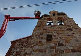 Intervención de los bomberos en la iglesia de Entrala.