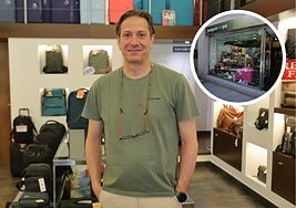 Joaquín Moreno, tercera generación de la tienda de maletas Joaquín Moga.