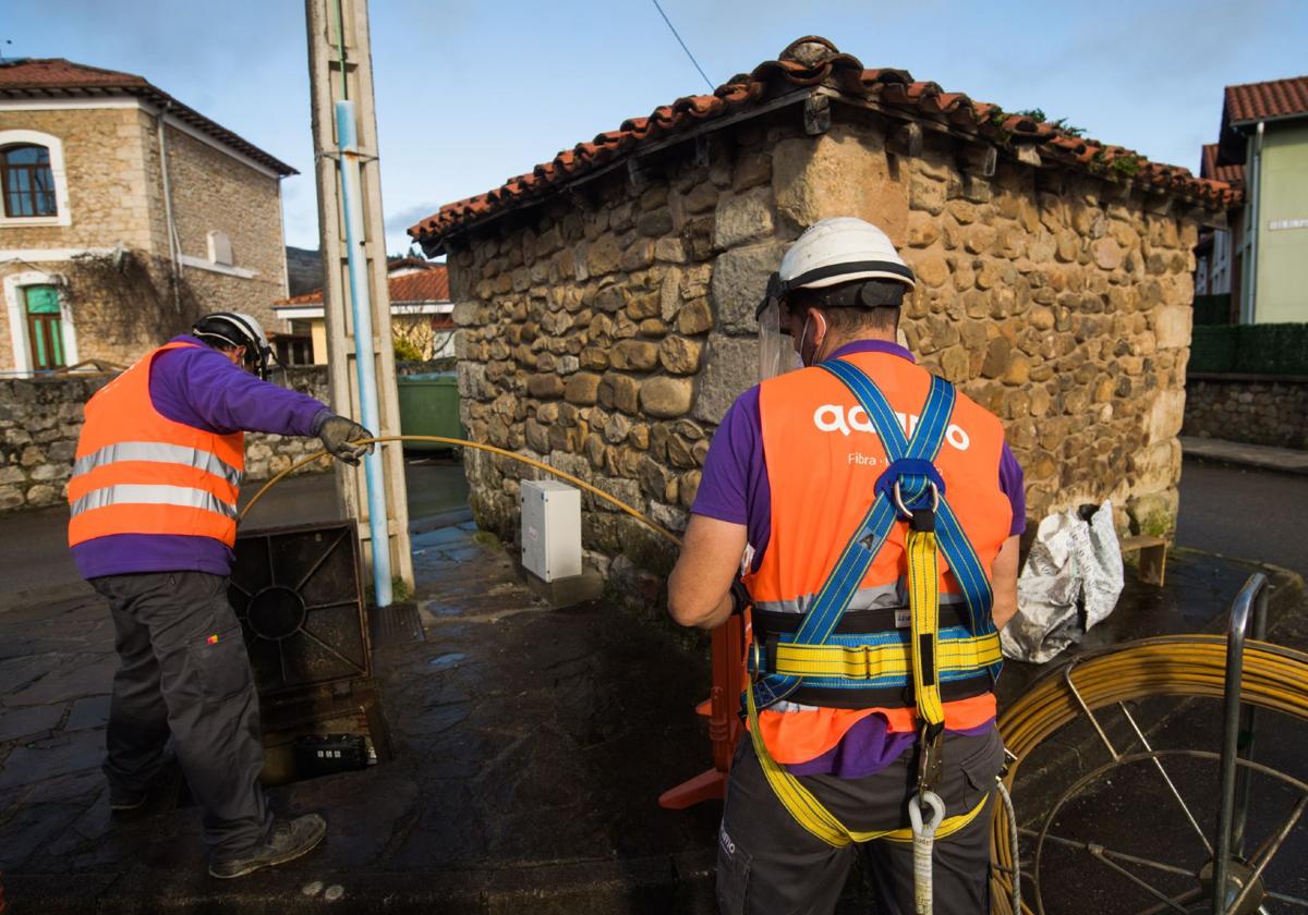 Operarios trabajando con el cableado
