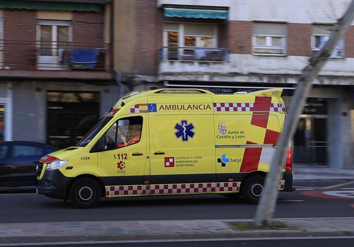 Ambulancia por las calles de Salamanca en una imagen de archivo
