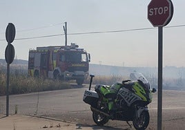 Un incendio en la A-66 a la altura de Vistahermosa moviliza a bomberos, policía y Guardia Civil
