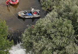 Agentes del grupo subacuático trabajando en la zona donde se encontró el cuerpo.