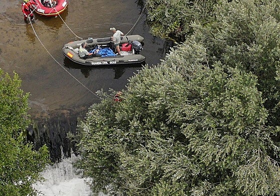 Agentes del grupo subacuático trabajando en la zona donde se encontró el cuerpo.