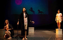 Representación de la obra 'Columpios descalzos'.