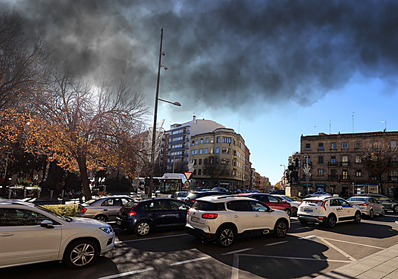 Atasco de coches en la Plaza España de Salamanca