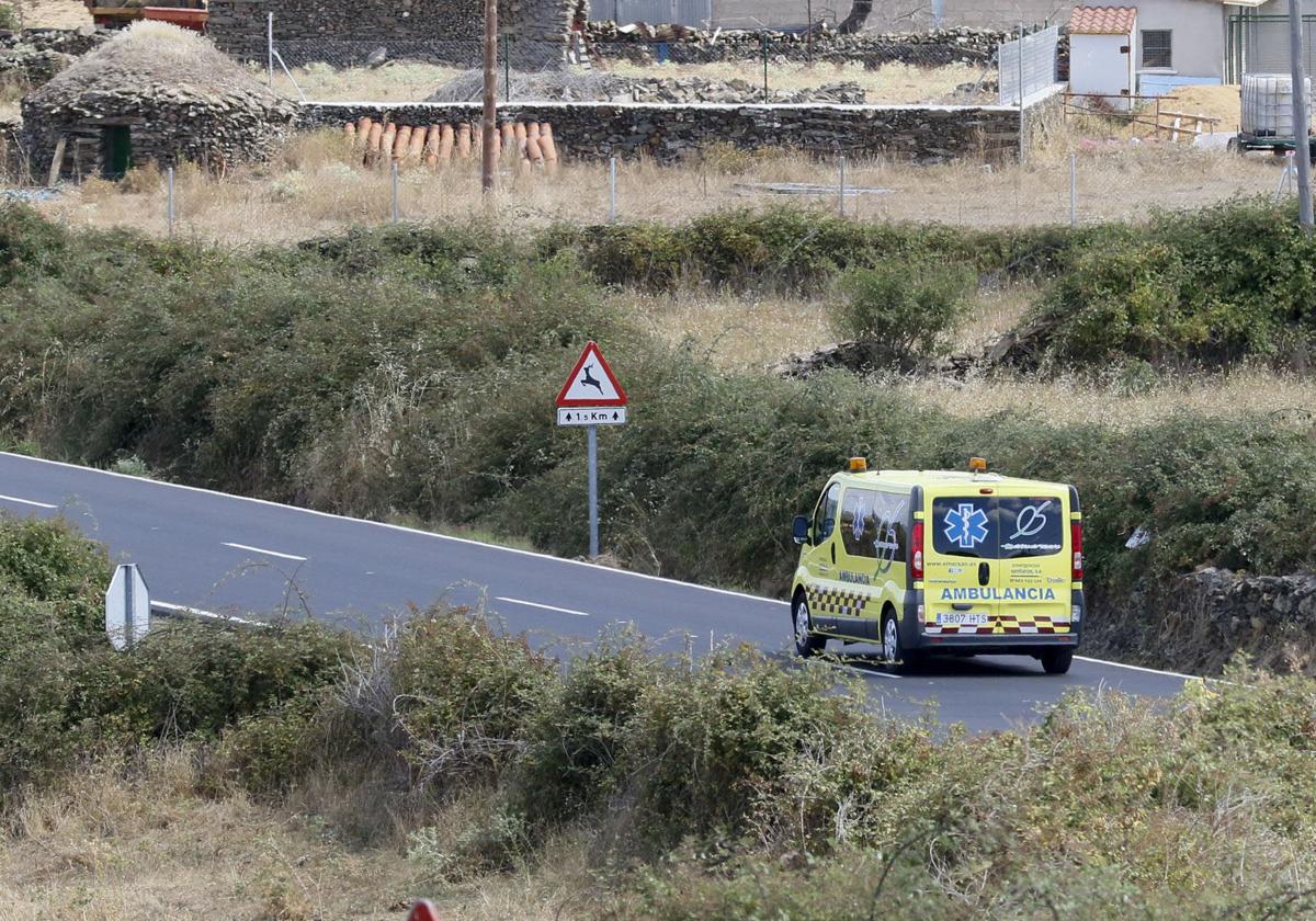Trasladado al hospital un joven de 21 años tras chocar contra un camión en Béjar