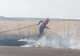 Bomberos de la Diputación de Salamanca trabajando en un incendio.