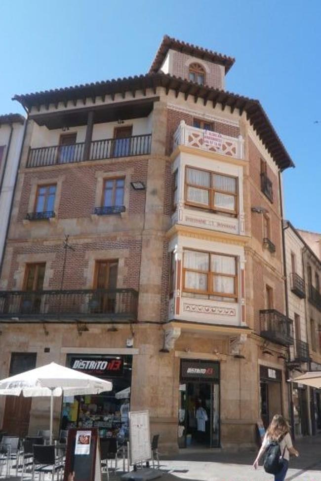 O edifício, com sua torre e pontos de vista na fachada de Achaflanada.